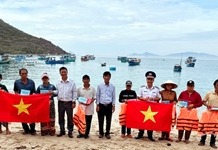 Thực hiện Chương trình “Cảnh sát biển đồng hành với ngư dân” tại xã Ninh Vân, phường Ninh Hải